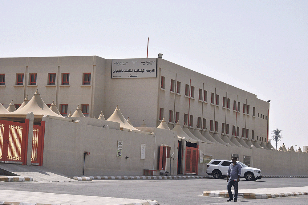 المبنى المدرسي عقب قرار إغلاقه (تصوير: طارق الشمر)