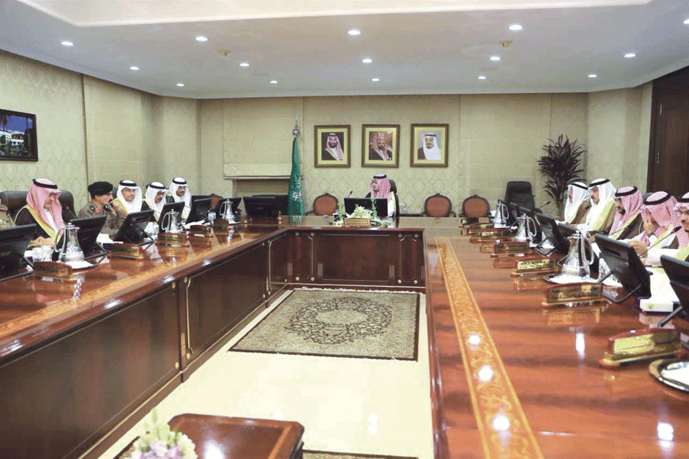 الأمير أحمد بن فهد خلال ترؤسه اجتماع لجنة السلامة المرورية (اليوم)