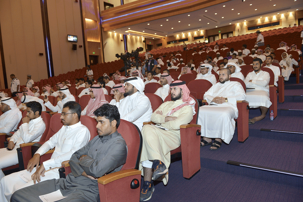 الطلاب أثناء استماعهم لكلمة مدير الجامعة