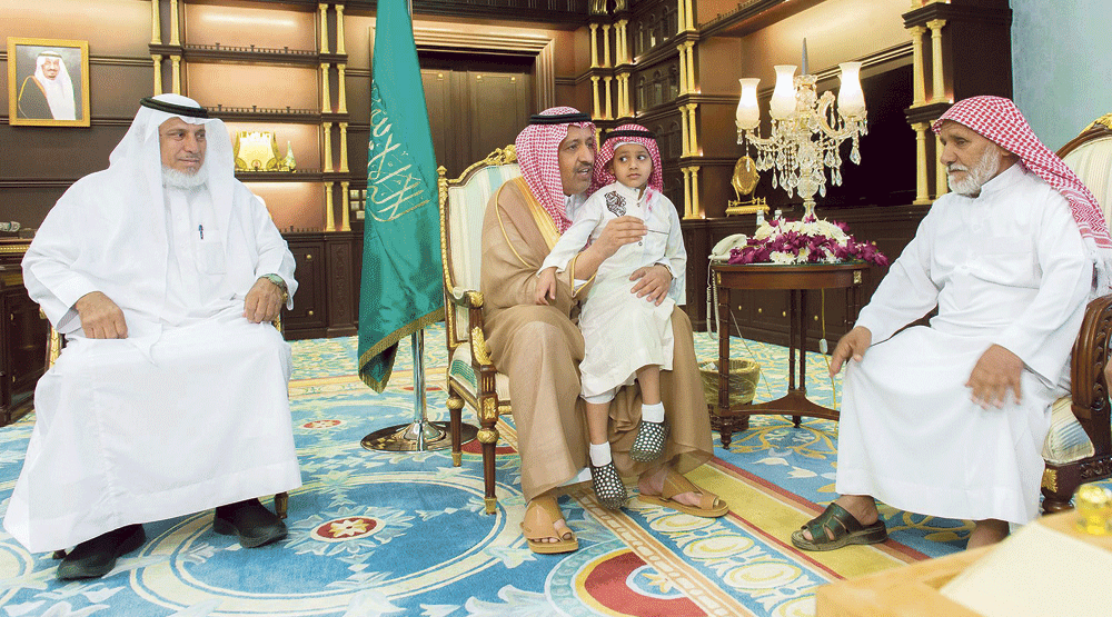 أمير الباحة خلال تقديمه التعازي (واس)