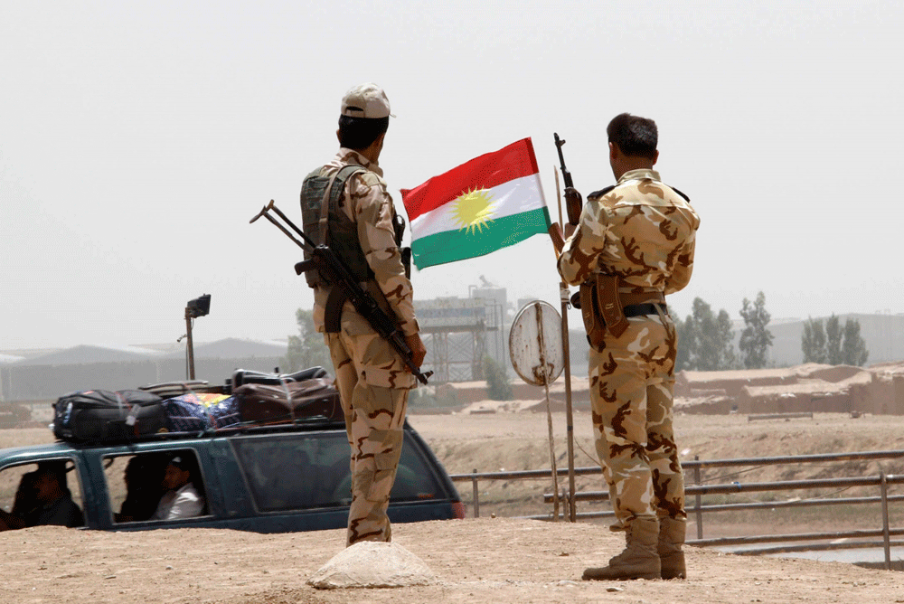 عناصر من قوات الأمن الكردية عند نقطة تفتيش على مشارف كركوك (رويترز)