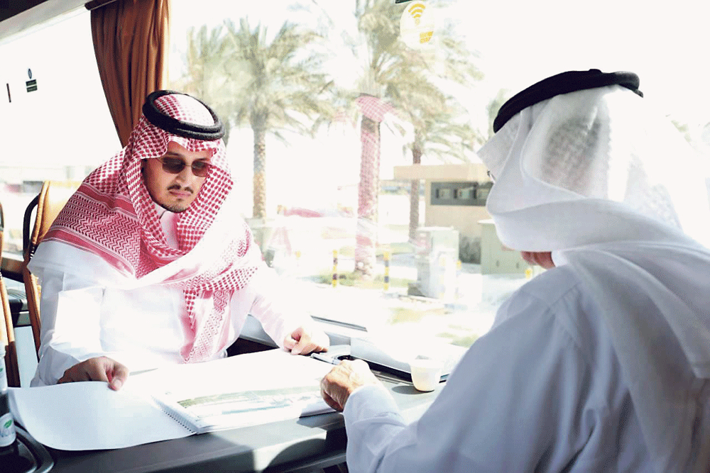 الأمير أحمد بن فهد خلال جولته بالمدينة الصناعية الثانية بالدمام (اليوم)
