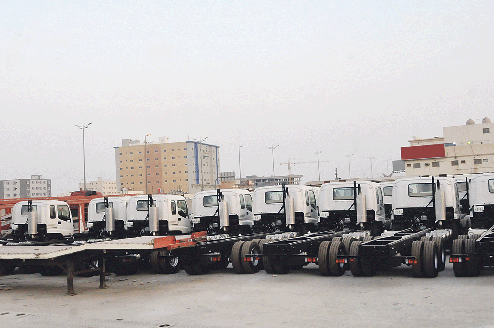 طابور من الشاحنات في أحد المواقع بالحي (تصوير: مختار العتيبي)