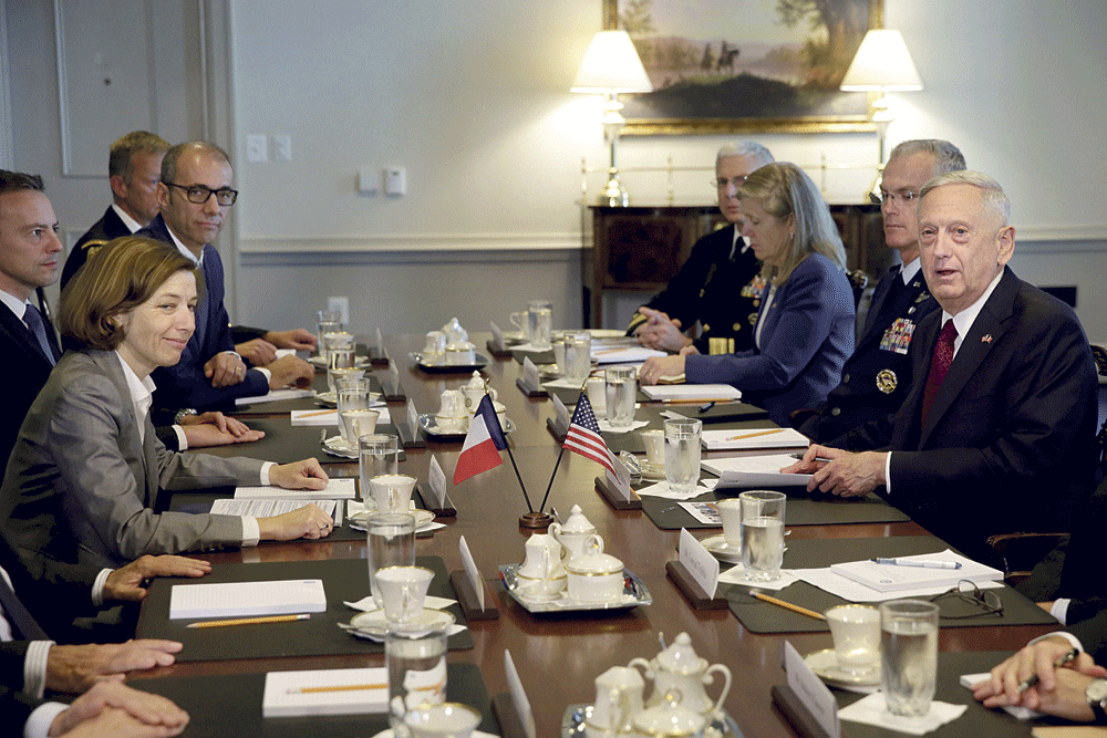 وزير الدفاع الأمريكي في اجتماع مع نظيرته الفرنسية في البنتاجون (رويترز)