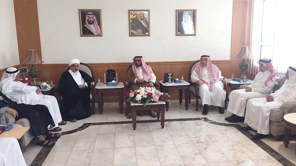 محافظ القطيف مستقبلا وفد بلدة العوامية (اليوم)