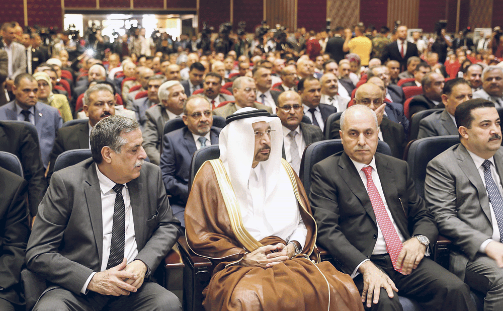 الفالح ووزير النفط العراقي خلال حفل افتتاح المعرض (أ ف ب)
