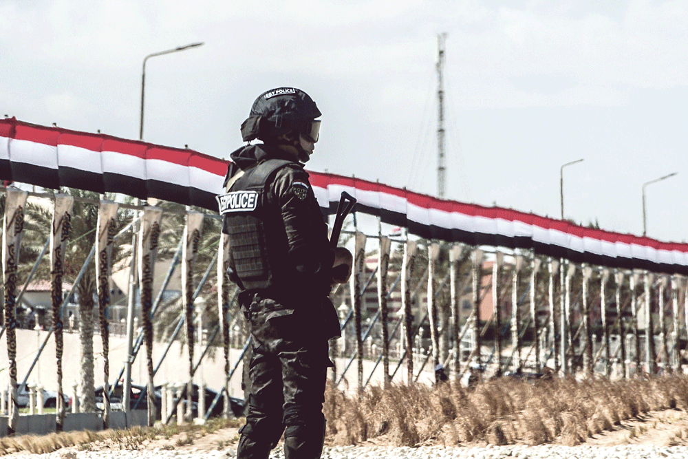 جندي مصري أمام سور مدينة العلمين شمال صحراء الواحات (أ ف ب)
