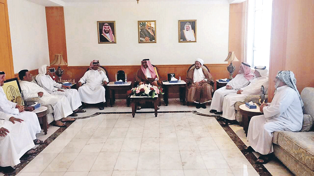 محافظ القطيف مستقبلا أهالي أم الحمام أمس (اليوم)