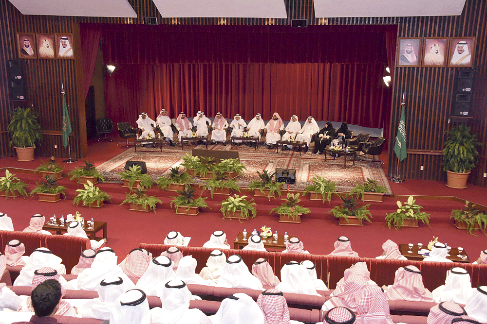 اجتماع وفد مجلس الشورى في جامعة البترول (تصوير: حسن الدبيس)
