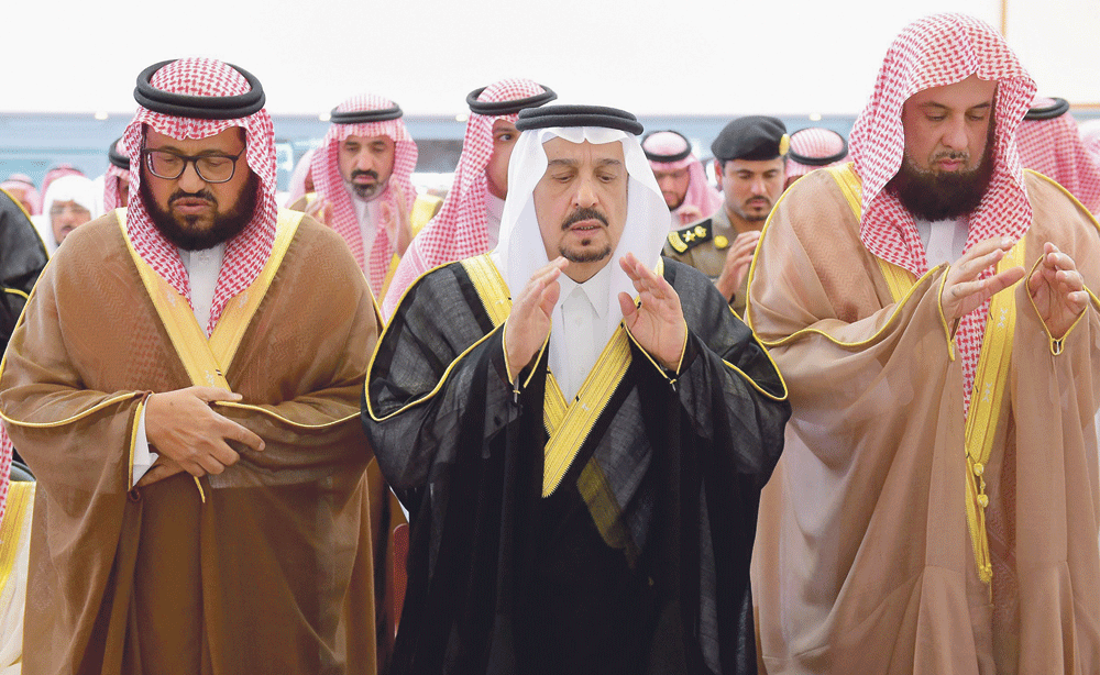 الأمير فيصل بن بندر تقدم المصلين (واس)
