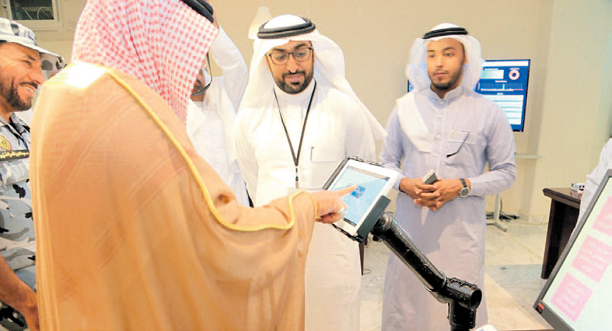 مدير جامعة أم القرى أثناء تدشينه البرنامج أمس (اليوم)