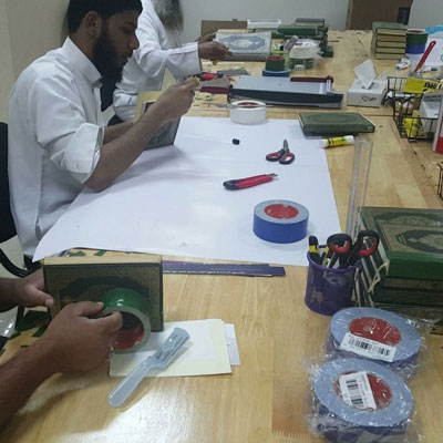 شباب يقومون بتأهيل بعض المصاحف