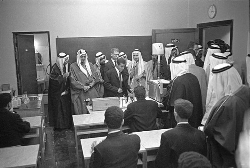 الملك فيصل يفتتح كلية البترول بالظهران 1384هـ تحولت لجامعة البترول والمعادن ثم لجامعة الملك فهد للبترول والمعادن أرشيف أرامكو السعودية
