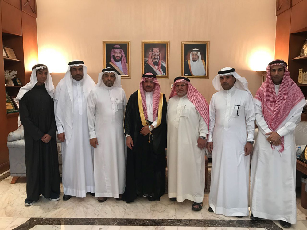 المحافظ مستقبلًا وفد أهالي العوامية (اليوم)