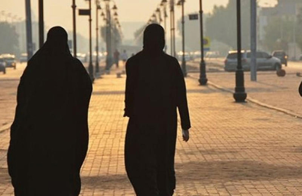 سعوديتان تمارسان رياضة المشي في الأماكن العامة (اليوم) 