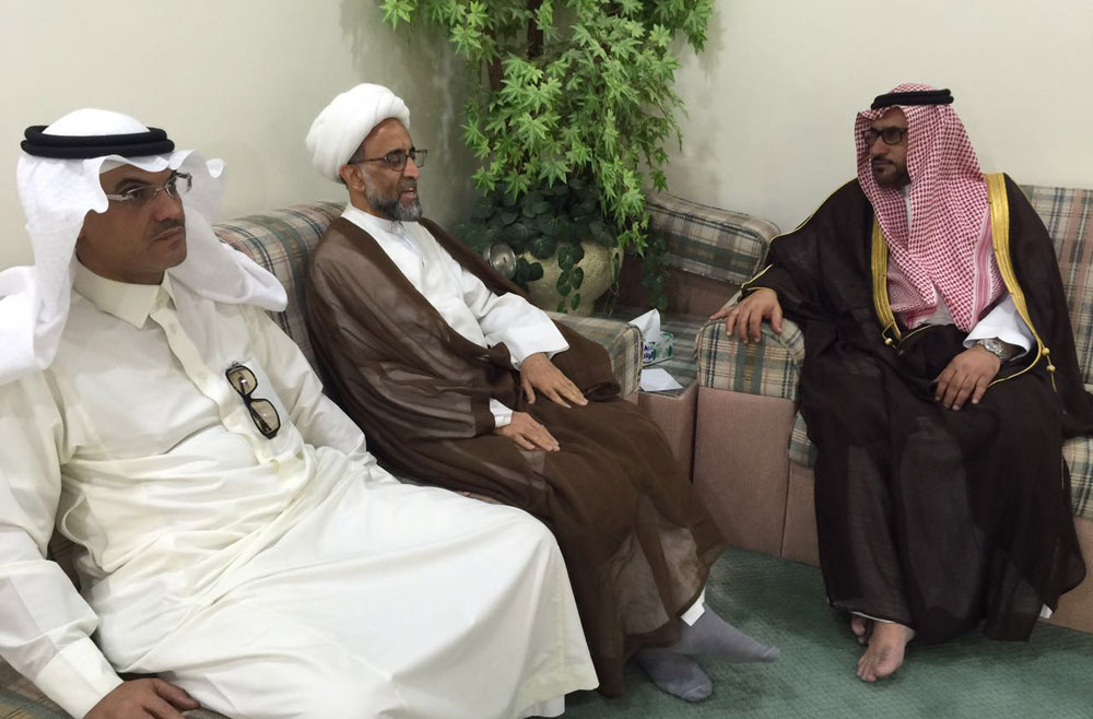 محافظ القطيف مطمئنا على الشيخ الصفار في مجلسه بالقطيف امس 