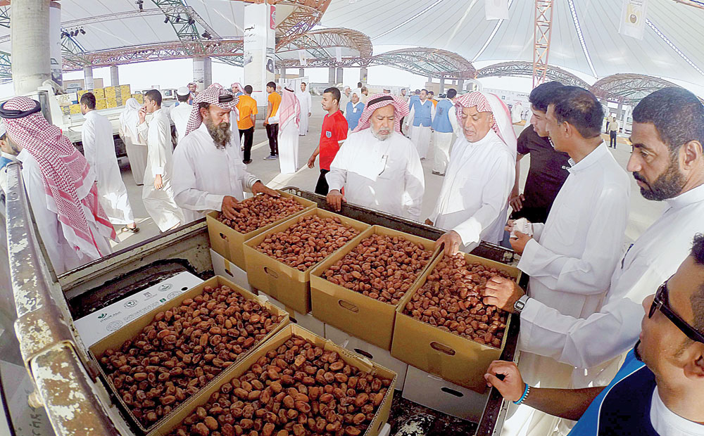 سوق التمور في الواحة يجذب اهتمام التجار والمهتمين