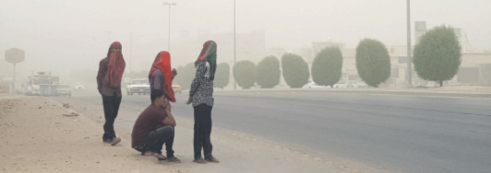 الغبار تسبب في تدني مستوى الرؤية (تصوير: منيس الشيحي)