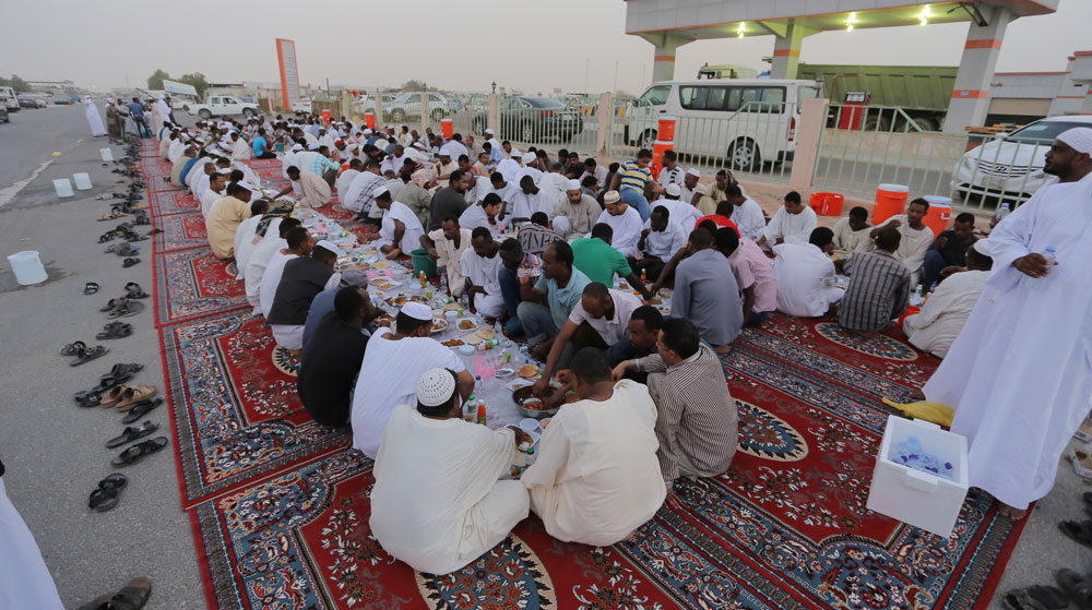 تجمع سوداني على الطريقة المعتادة لديهم في الساحات المفتوحة