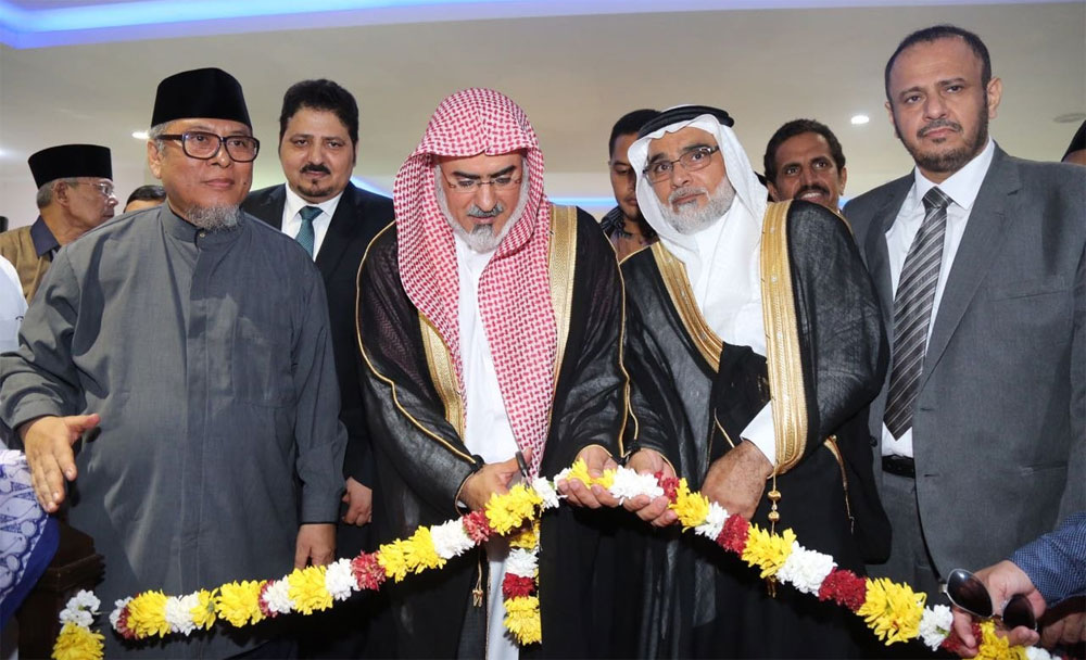 د. أبا الخيل يدشن الركن الثقافي بالجامعة (واس)