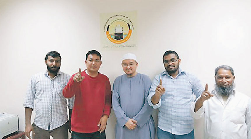 المسلمون الجدد ينطقون الشهادتين