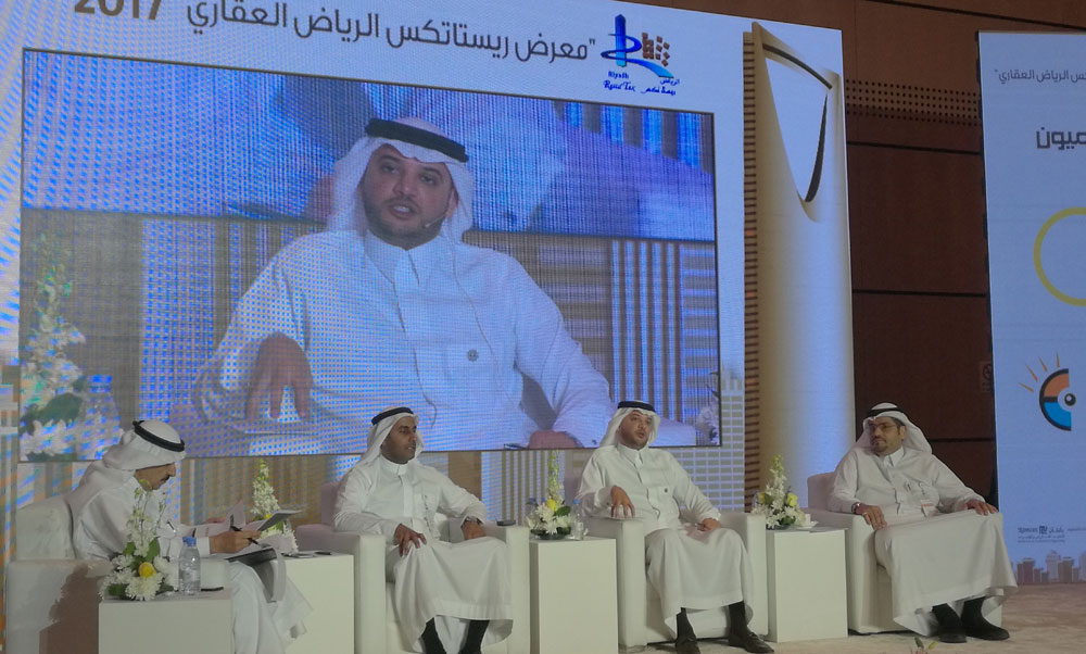 الأمير سعود خلال ورشة عمل عرض ونقاش برنامج الدعم السكني (اليوم)