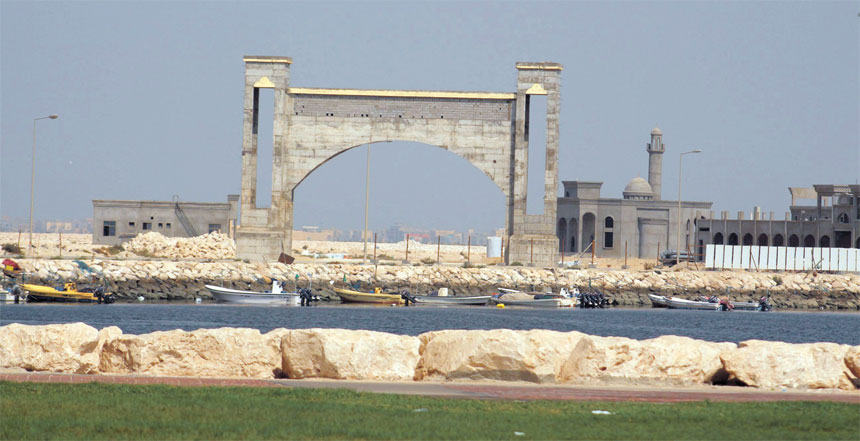 سوق الأسماك عبارة عن شبه جزيرة صناعية
