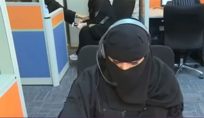 موظفة بغرفة تحكم حساب المواطن ترد على الاستفسارات (اليوم) 