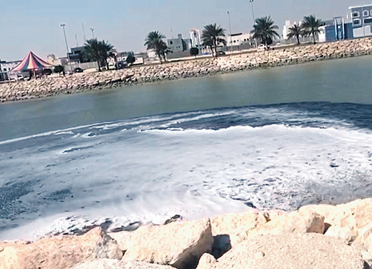 المياه الغريبة شوهدت في مساحة واسعة من الواجهة (اليوم)