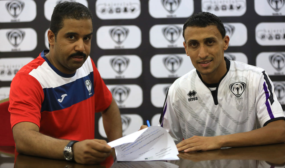 اللاعب الأردني أثناء التوقيع 