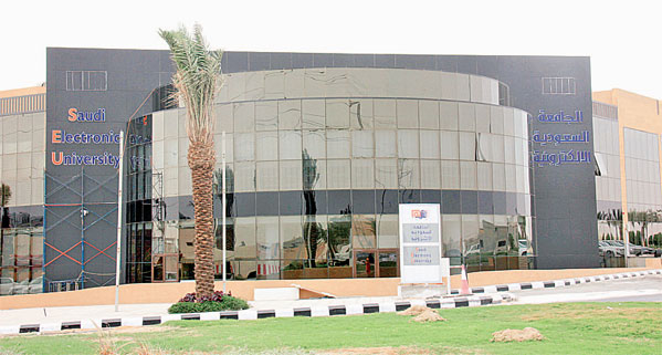  الجامعة الإلكترونية كما بدت أمس
