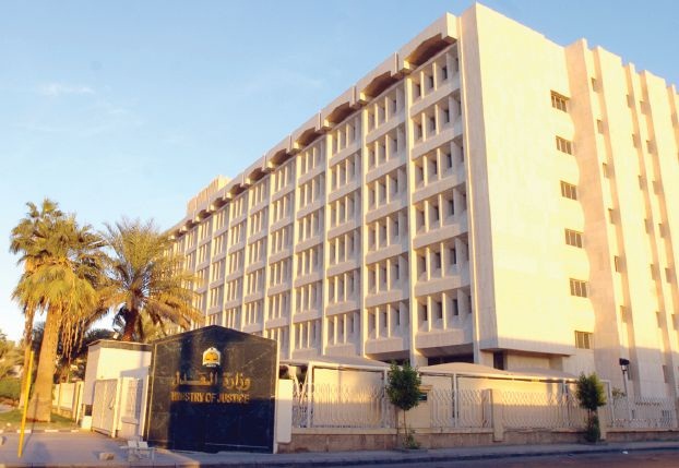 العدل : قضيتي العيد والجمعة محل اهتمام الوزارة لكثرة المتضررين منها