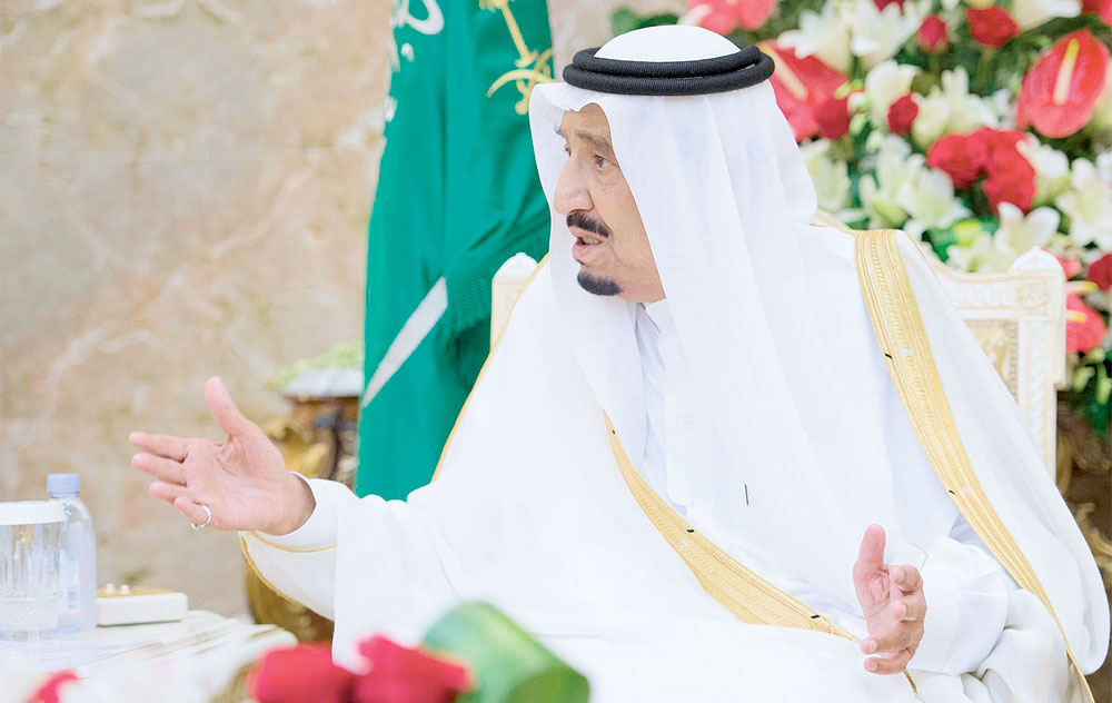 خادم الحرمين الشريفين خلال استقباله الأمراء والعلماء والمشايخ والوزراء أمس