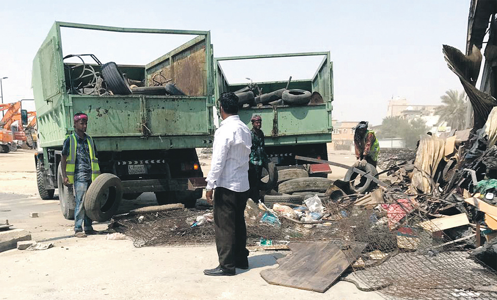 معدات البلدية تباشر رفع المخلفات (اليوم)