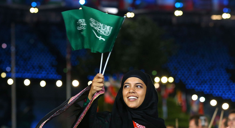  سارة عطار تلوح بعلم المملكة خلال مشاركتها في أولمبياد لندن (اليوم)