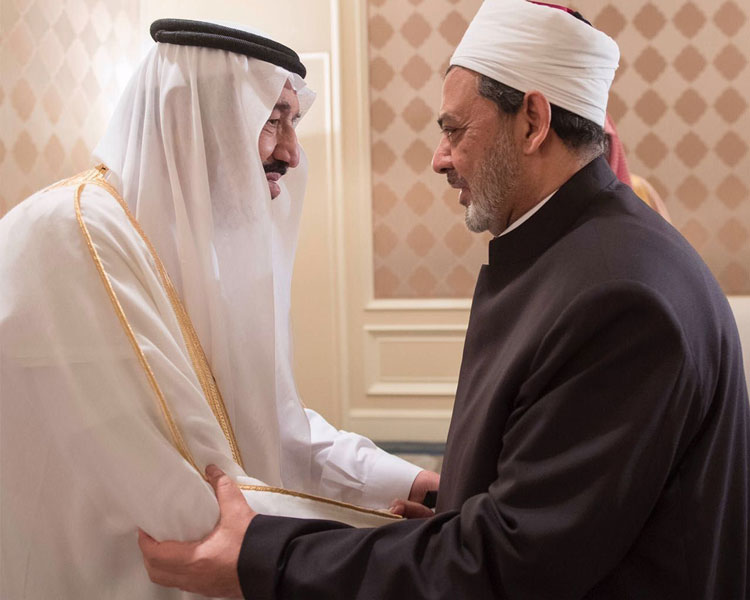 الدكتور أحمد الطيب يصافح خادم الحرمين الشريفين أثناء زيارة الملك سلمان لمصر أبريل الماضي