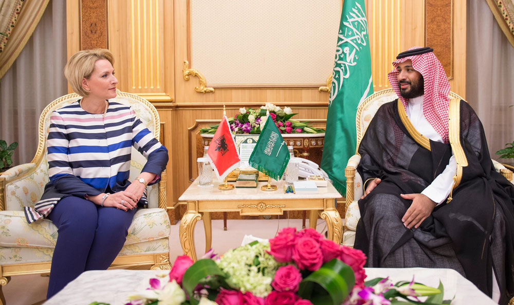 ولي ولي العهد مرحبا بوزيرة الدفاع الألبانية 