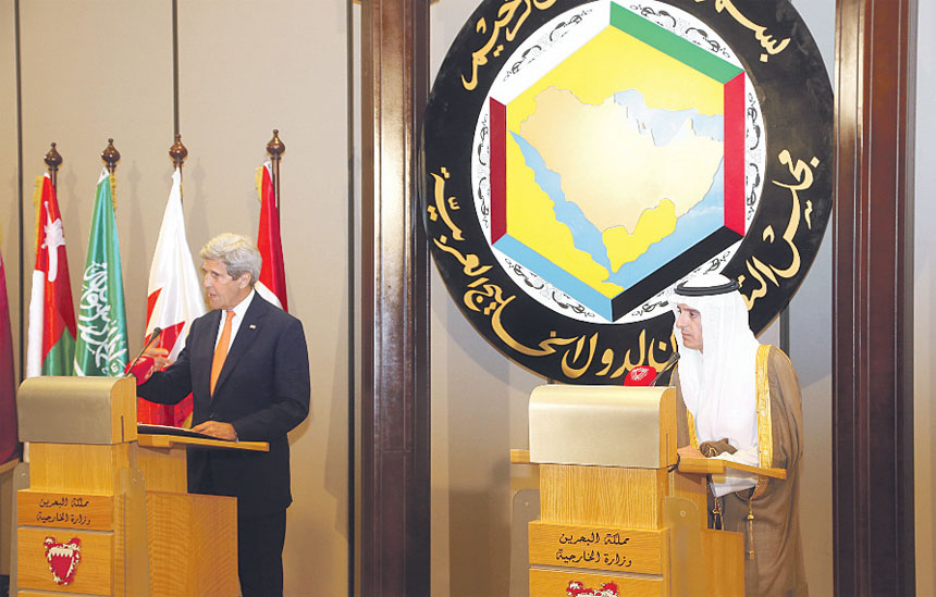 الجبير وكيري خلال لقائهما أمس الأول بالبحرين
