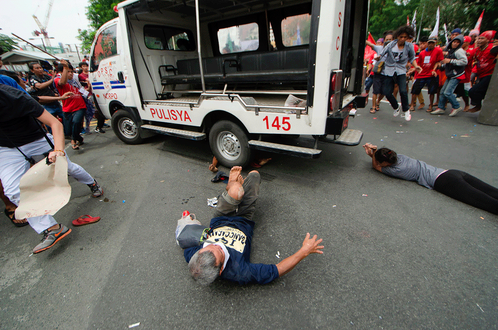 وقف تسعة من رجال الشرطة الفلبينية عن العمل بسبب استخدام العنف ضد المحتجين