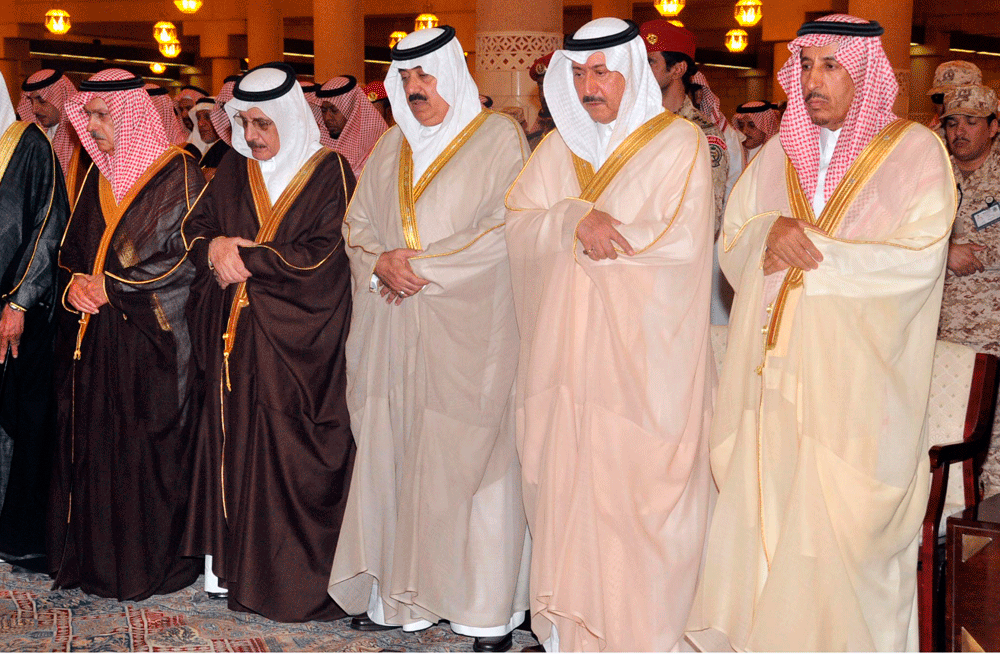 وزير الحرس الوطني يؤدي صلاة الميت على الأميرعبدالعزيز بن عياف