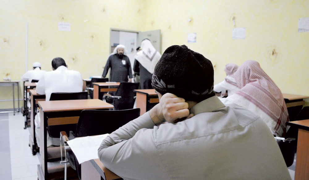 نزلاء في قاعة الاختبارات بجامعة الملك فيصل