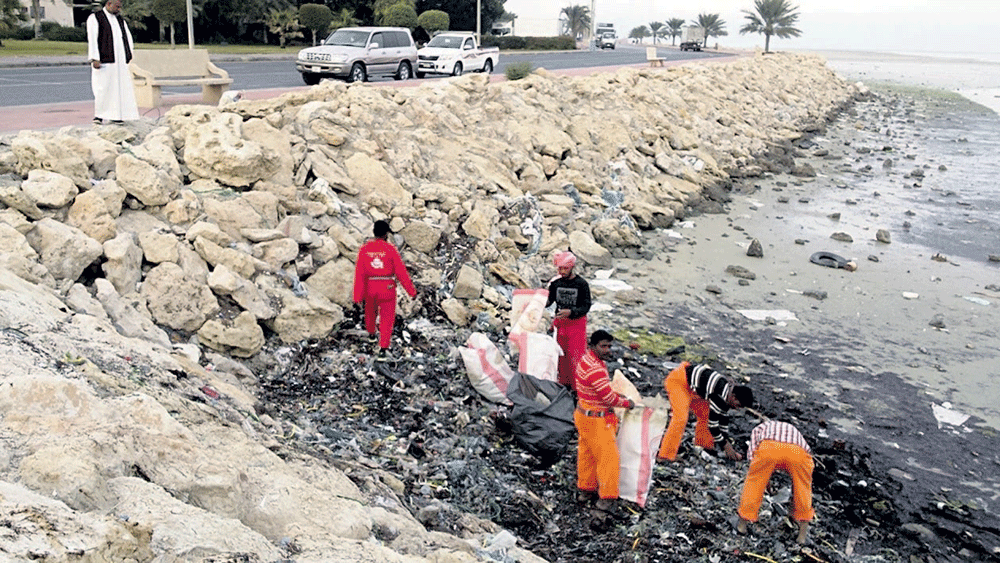 أعمال النظافة مستمرة في الساحل الشرقي للكورنيش