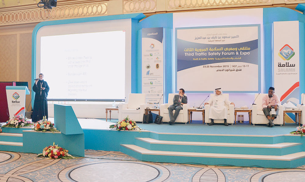 إحدى جلسات ملتقى السلامة المرورية الثالث المنعقدة أمس 