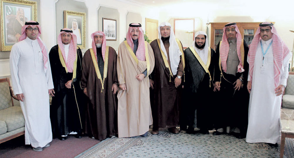 الأمير بدر يتوسط وفد الكلية
