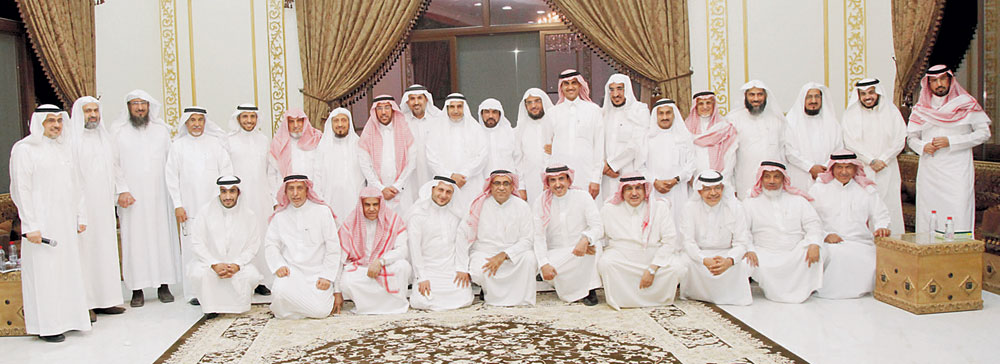  المشاركون بالندوة في لقطة جماعية
