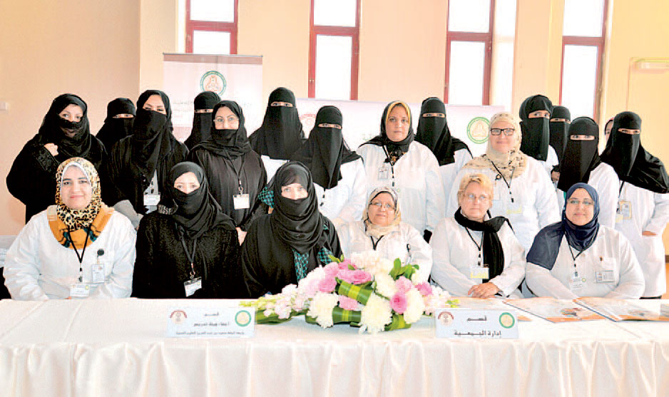  لطيفة العفالق رئيس الجمعية وفادية الراشد نائب رئيس الجمعية وسط الحاضرات بعد توقيع الاتفاقية
