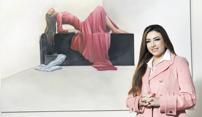 مها المنصور امام احد اعمالها
