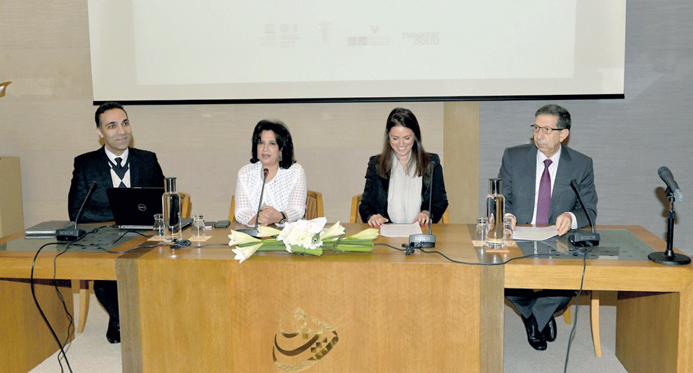 الشيخة مي آل خليفة أثناء حديثها في المؤتمر الصحفي