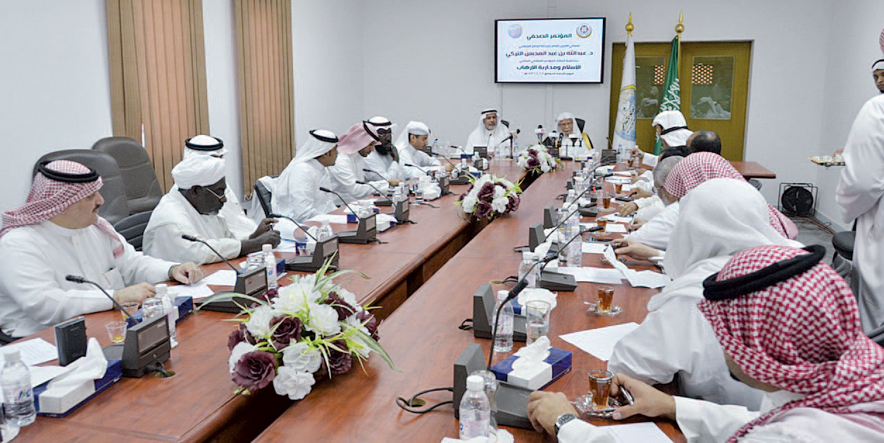  د. التركي خلال المؤتمر الصحفي أمس
