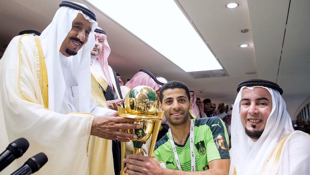 الملك يتوج الأهلي بكأس خادم الحرمين الشريفين